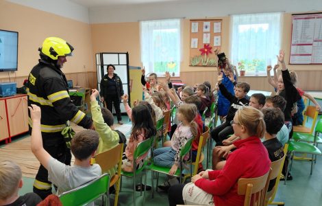 Překvapení s hasiči na základní škole