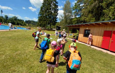 Školní tábor – středeční osvěžení na koupališti v Dolní Kalné